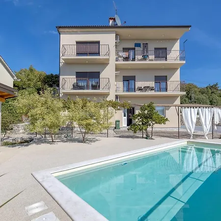 Pool And Garden Happy Sound - Happy