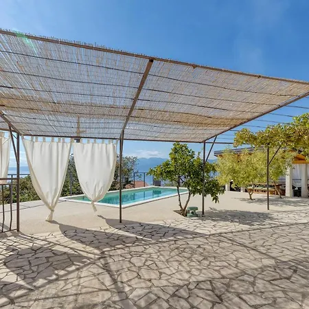 Pool And Garden Happy Sound - Happy