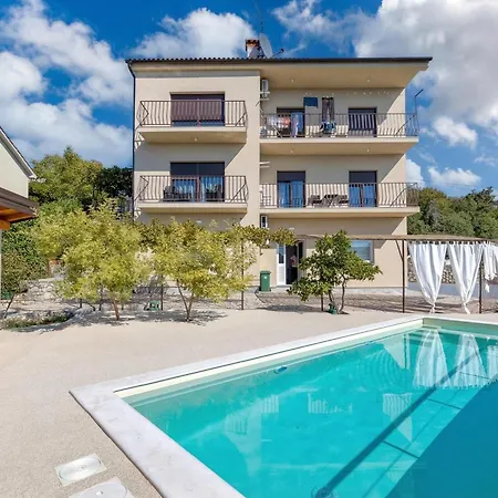 Apartment Pool And Garden Happy Sound - Happy