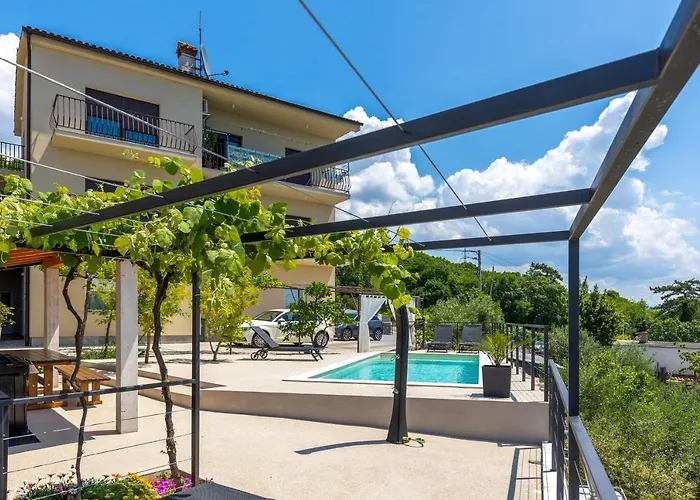 Pool And Garden Happy Sound - Happy Apartman